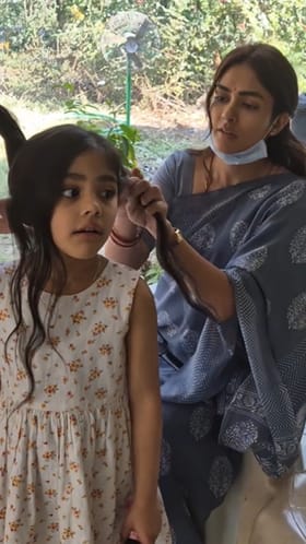 ‘ಡಕೈತ್’ ಸೆಟ್​​ನಲ್ಲಿ ಬಾಲಕಿಯ ತಲೆ ಬಾಚಿದ ನಟಿ ಮೃಣಾಲ್ ಠಾಕೂರ್