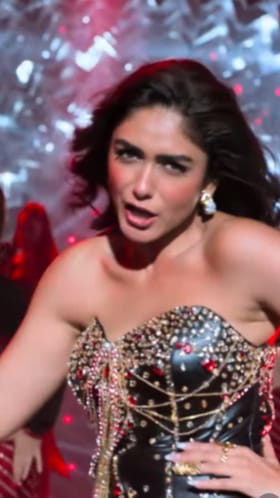 ಮೃಣಾಲ್ ಠಾಕೂರ್ ಸಖತ್ ಹಾಟ್ ಡ್ಯಾನ್ಸ್: ವಿಡಿಯೋ