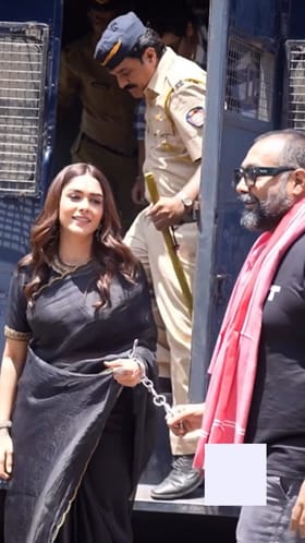 ನಟಿ ಮೃಣಾಲ್ ಠಾಕೂರ್​​ ಕೈಗೆ ಕೋಳ ಹಾಕಿ ಎಳೆದೊಯ್ದ ನಿರ್ದೇಶಕ