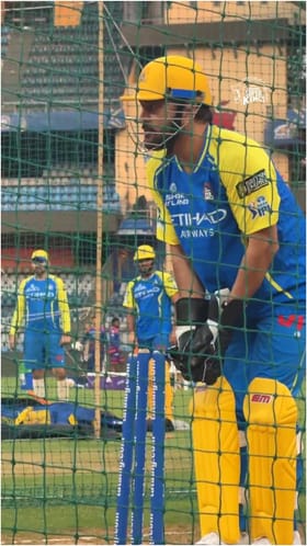 ಕೀಪಿಂಗ್ ಪ್ರ್ಯಾಕ್ಟಿಸ್ ಆರಂಭಿಸಿದ ಧೋನಿ