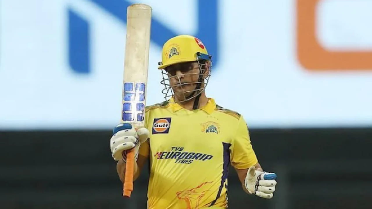 2011 ರ ಐಪಿಎಲ್​ ಸೀಸನ್​ನಲ್ಲಿ ರಾಯಲ್ ಚಾಲೆಂಜರ್ಸ್ ಬೆಂಗಳೂರು ವಿರುದ್ಧದ ಪಂದ್ಯದಲ್ಲಿ 6ನೇ ಕ್ರಮಾಂಕದಲ್ಲಿ ಕಣಕ್ಕಿಳಿದಿದ್ದ ಮಹೇಂದ್ರ ಸಿಂಗ್ ಧೋನಿ ಅಜೇಯ 70 ರನ್ ಬಾರಿಸಿದ್ದರು. ಈ ಮೂಲಕ ಐಪಿಎಲ್​ನಲ್ಲಿ ಆರನೇ ಕ್ರಮಾಂಕದಲ್ಲಿ ಅತ್ಯಧಿಕ ವೈಯುಕ್ತಿಕ ಸ್ಕೋರ್​ ಗಳಿಸಿದ ಬ್ಯಾಟರ್ ಎನಿಸಿಕೊಂಡಿದ್ದರು.