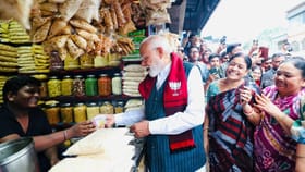 ಚುನಾವಣಾ ಪ್ರಚಾರದ ನಡುವೆ ಝಲ್ಮುರಿ ಸವಿದ ಪ್ರಧಾನಿ ಮೋದಿ