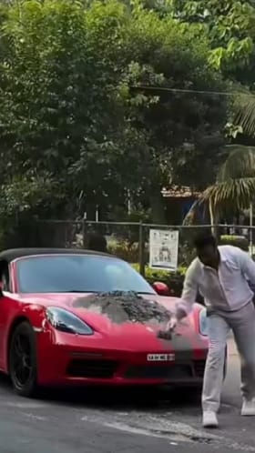 ರಸ್ತೆ ಗುಂಡಿ ಮುಚ್ಚಲು ಪೋರ್ಷೆ ಕಾರಿನ ಮೇಲೆ ಸಿಮೆಂಟ್ ಮಿಕ್ಸ್ ಮಾಡಿದ ಬೆಂಗಳೂರಿನ ಕೋಟ್ಯಧಿಪತಿ!