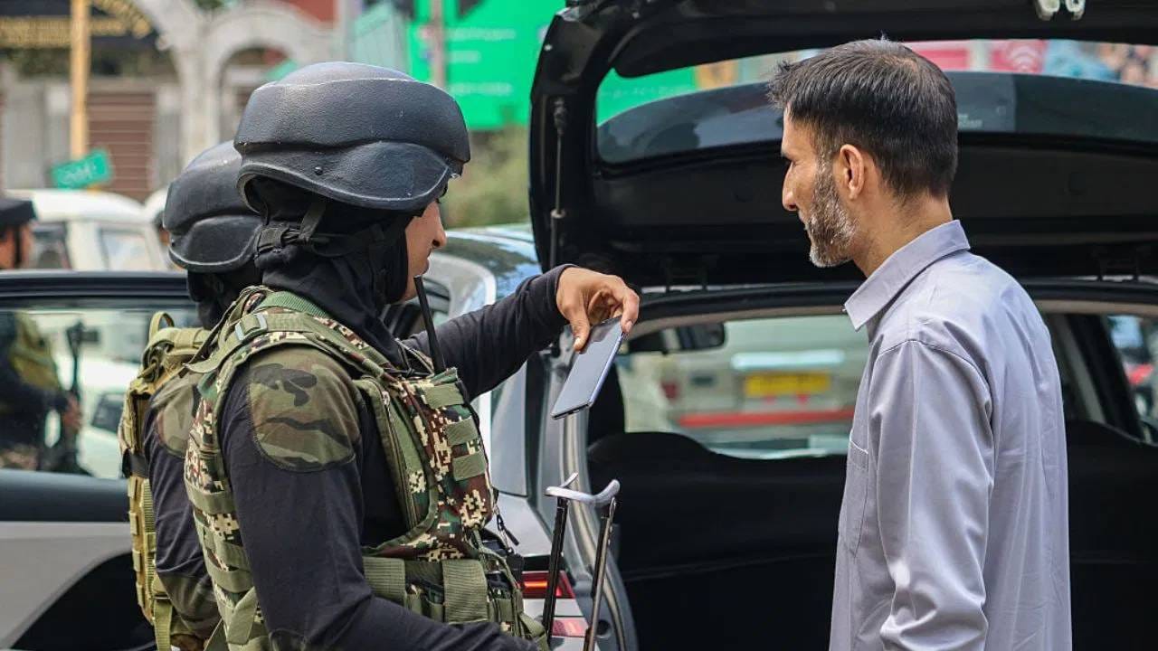 ತಂತ್ರಜ್ಞಾನ ಮತ್ತು ಭದ್ರತೆಯ ಸಮ್ಮಿಲನ: ಪ್ರತಿಯೊಬ್ಬರ ಕೊರಳಲ್ಲಿ ರಾರಾಜಿಸುತ್ತಿರುವ ಈ QR ಕೋಡ್ ಆಧಾರಿತ ಐಡಿ ಕಾರ್ಡ್‌ಗಳು, ಪ್ರವಾಸಿಗರಿಗೆ ನೀಡಲಿವೆ 'ತ್ವರಿತ ಗುರುತಿಸುವಿಕೆ'ಯ ಭರವಸೆ. ಪಹಲ್ಗಾಮ್‌ನ ಅತ್ಯಂತ ಸುಂದರ ತಾಣವಾದ ಬೈಸರನ್ ಹುಲ್ಲುಗಾವಲಿನಲ್ಲಿ ಇನ್ನು ಮುಂದೆ ಯಾರೂ ಅನಾಮಧೇಯರಾಗಿ ಓಡಾಡುವಂತಿಲ್ಲ. ಕುದುರೆ ಸವಾರರು, ಗೈಡ್‌ಗಳು ಅಥವಾ ಸಣ್ಣ ವ್ಯಾಪಾರಿಗಳಾಗಲಿ - ಪ್ರತಿಯೊಬ್ಬರ ಕೊರಳಲ್ಲೂ ಈಗ ಒಂದು ವಿಶಿಷ್ಟ ಕ್ಯೂ ಆರ್ ಕೋಡ್ ಇರಲಿದೆ. 
