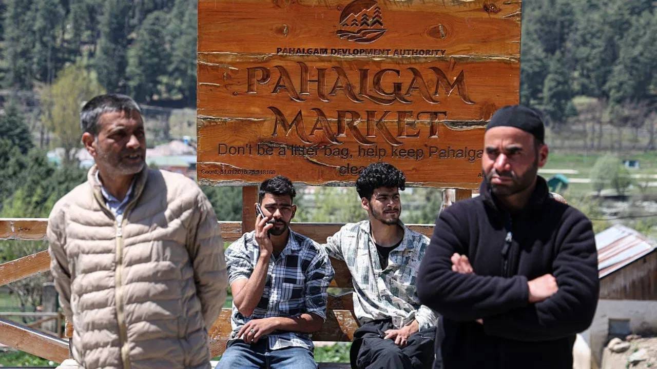 ಸುರಕ್ಷಿತ ವಾತಾವರಣದಲ್ಲಿ ನಿರಾತಂಕವಾಗಿ ಪ್ರಕೃತಿಯ ಸೌಂದರ್ಯ ಸವಿಯುತ್ತಿರುವ ಪ್ರವಾಸಿಗರು. ನಾವು ಕುಗ್ಗುವುದಿಲ್ಲ, ನಾವು ಸುಧಾರಿಸುತ್ತೇವೆ. ತಂತ್ರಜ್ಞಾನದ ಈ ಡಿಜಿಟಲ್ ಕವಚವು ಬೈಸರನ್ ಕಣಿವೆಯನ್ನು ಮತ್ತೆ ಪ್ರವಾಸಿಗರ ಸ್ವರ್ಗವನ್ನಾಗಿ ಮಾಡುತ್ತಿದೆ.