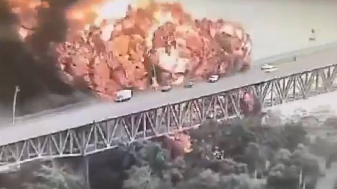 Video: ಅಮೆರಿಕದ ಪನಾಮ ಕಾಲುವೆ ಮೇಲಿರುವ ಸೇತುವೆಯಲ್ಲಿ ಮೂರು ಇಂಧನ ಟ್ಯಾಂಕರ್ಗಳ ಸ್ಫೋಟ, ಭಯಾನಕ ವಿಡಿಯೋ ಇಲ್ಲಿದೆ