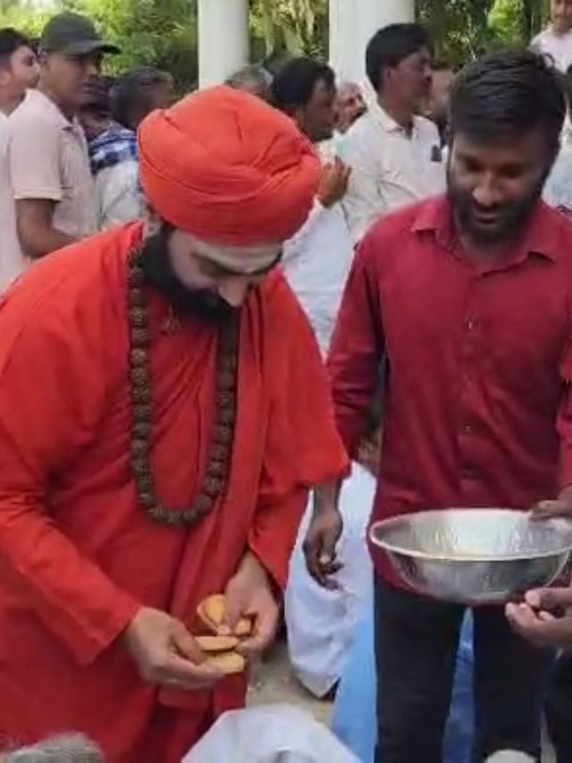 ಉಮಾಪತಿ ಲೆಕ್ಕ ಮಂಡನೆ ವೇಳೆ ವಚನಾನಂದ ಶ್ರೀಗಳಿಂದ ಪ್ರಸಾದ ವಿತರಣೆ