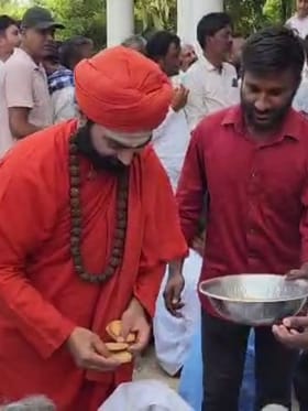 ಉಮಾಪತಿ ಲೆಕ್ಕ ಮಂಡನೆ ವೇಳೆ ವಚನಾನಂದ ಶ್ರೀಗಳಿಂದ ಪ್ರಸಾದ ವಿತರಣೆ