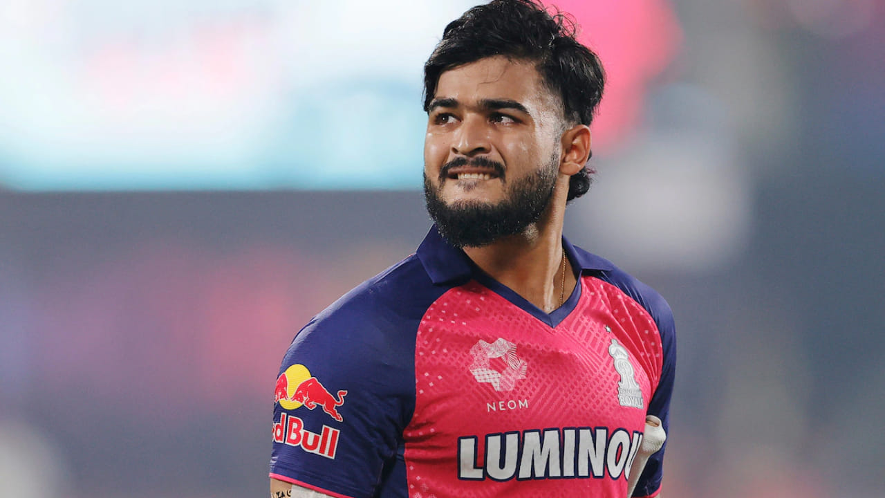 ರಾಜಸ್ಥಾನ್ ರಾಯಲ್ಸ್ ತಂಡದ ಯುವ ನಾಯಕ ರಿಯಾನ್ ಪರಾಗ್ ಆಡಿರುವ ಏಳು ಪಂದ್ಯಗಳಲ್ಲಿ ಕೇವಲ 81 ರನ್ ಗಳಿಸಿದ್ದಾರೆ. ಒಳ್ಳೆಯ ಸುದ್ದಿ ಏನೆಂದರೆ ರಿಯಾನ್ ಪರಾಗ್ ಅವರ ಕಳಪೆ ಪ್ರದರ್ಶನದ ಹೊರತಾಗಿಯೂ ಇತರರ ಉತ್ತಮ ಪ್ರದರ್ಶನದಿಂದ ರಾಜಸ್ಥಾನ ರಾಯಲ್ಸ್ ಪ್ರಸ್ತುತ ಉತ್ತಮ ಸ್ಥಿತಿಯಲ್ಲಿದೆ. ಆಡಿರುವ ಏಳು ಪಂದ್ಯಗಳಲ್ಲಿ ಐದು ಪಂದ್ಯಗಳನ್ನು ಗೆದ್ದಿದ್ದು, ಪಾಯಿಂಟ್ ಪಟ್ಟಿಯಲ್ಲಿ ಎರಡನೇ ಸ್ಥಾನದಲ್ಲಿದ್ದಾರೆ. ರಾಜಸ್ಥಾನ ತಂಡವು ರಿಯಾನ್ ಪರಾಗ್‌ಗೆ 14 ಕೋಟಿ ರೂ. ಸಂಬಳವನ್ನು ನೀಡುತ್ತದೆ.