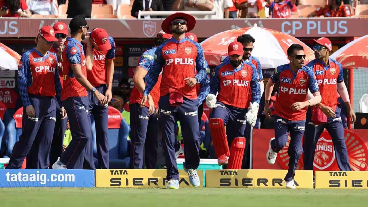 ಇದೀಗ ಪಂಜಾಬ್ ಕಿಂಗ್ಸ್ ತಂಡವು ಮತ್ತೊಮ್ಮೆ ಸೋಲಿಲ್ಲದೇ ಮೊದಲ ಐದು ಪಂದ್ಯಗಳನ್ನು ಮುಗಿಸಿದೆ. ಪಂಜಾಬ್ ಕಿಂಗ್ಸ್ ಈ ಬಾರಿ ಆಡಿದ 5 ಪಂದ್ಯಗಳಲ್ಲಿ 4 ರಲ್ಲಿ ಗೆಲುವು ದಾಖಲಿಸಿದೆ. ಇನ್ನು ಒಂದು ಪಂದ್ಯವು ಮಳೆಯಿಂದಾಗಿ ರದ್ದಾಗಿದೆ. ಈ ಮೂಲಕ ಐಪಿಎಲ್​ ಇತಿಹಾಸದಲ್ಲೇ ಸೋಲಿಲ್ಲದೇ 2 ಬಾರಿ ಮೊದಲ ಐದು ಪಂದ್ಯಗಳನ್ನು ಮುಗಿಸಿದ ಮೊದಲ ತಂಡವೆಂಬ ಹೆಗ್ಗಳಿಕೆಯನ್ನು ಪಂಜಾಬ್ ಕಿಂಗ್ಸ್ ತಮ್ಮದಾಗಿಸಿಕೊಂಡಿದ್ದಾರೆ.