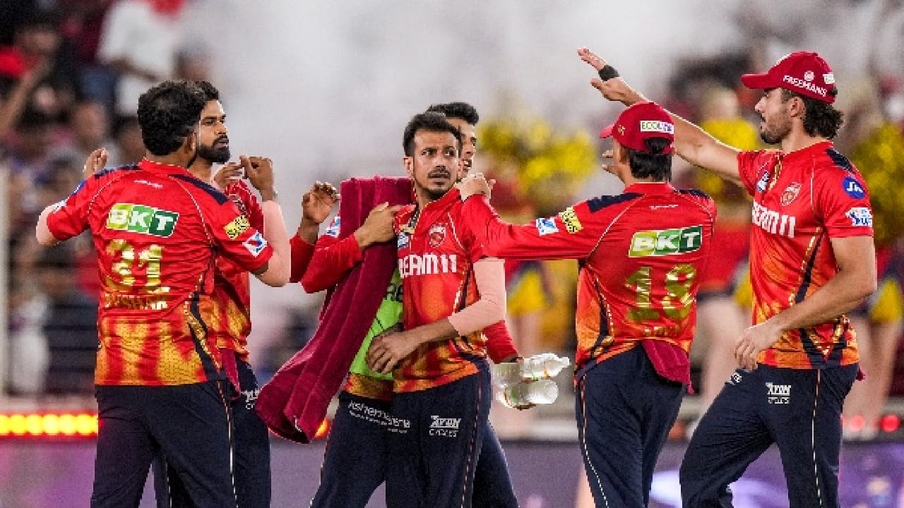 ಇದೀಗ ಈ ದಾಖಲೆಯನ್ನು ಅಳಿಸಿ ಹಾಕುವಲ್ಲಿ ಪಂಜಾಬ್ ಕಿಂಗ್ಸ್ ಯಶಸ್ವಿಯಾಗಿದೆ. ಶ್ರೇಯಸ್ ಅಯ್ಯರ್ ಮುಂದಾಳತ್ವದ ಪಂಜಾಬ್ ಪಡೆಯು ಈ ಬಾರಿ ಟೂರ್ನಿಯಲ್ಲಿ ಈವರೆಗೆ 6 ಪಂದ್ಯಗಳನ್ನಾಡಿದ್ದು, ಈ ವೇಳೆ ಒಂದೇ ಒಂದು ಮ್ಯಾಚ್ ಸೋತಿಲ್ಲ. ಈ ಮೂಲಕ ಐಪಿಎಲ್​ ಇತಿಹಾಸದಲ್ಲೇ ಮೊದಲ 6 ಪಂದ್ಯಗಳ ಮೂಲಕ 11 ಅಂಕಗಳನ್ನು ಪಡೆದ ಮೊದಲ ತಂಡವೆಂಬ ಭರ್ಜರಿ ದಾಖಲೆ ನಿರ್ಮಿಸಿದೆ.
