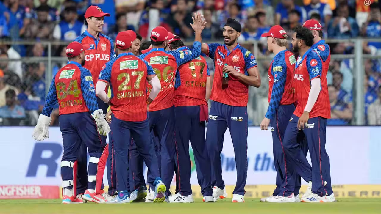 ಮುಲ್ಲನ್​ಪುರ್​ನಲ್ಲಿ ನಡೆದ ಐಪಿಎಲ್​ನ 29ನೇ ಪಂದ್ಯದಲ್ಲಿ ಪಂಜಾಬ್ ಕಿಂಗ್ಸ್ ತಂಡವು ಲಕ್ನೋ ಸೂಪರ್ ಜೈಂಟ್ಸ್ ವಿರುದ್ಧ ಜಯ ಸಾಧಿಸಿದೆ. ಈ ಪಂದ್ಯದಲ್ಲಿ ಮೊದಲು ಬ್ಯಾಟ್ ಮಾಡಿದ ಪಂಜಾಬ್ ಕಿಂಗ್ಸ್​ 20 ಓವರ್​ಗಳಲ್ಲಿ 254 ರನ್ ಕಲೆಹಾಕಿತು. ಈ ಗುರಿಯನ್ನು ಬೆನ್ನತ್ತಿದ ಎಲ್​ಎಸ್​ಜಿ 200 ರನ್​ಗಳಿಸಲಷ್ಟೇ ಶಕ್ತರಾದರು. ಈ ಮೂಲಕ ಪಂಜಾಬ್ ಕಿಂಗ್ಸ್ 54 ರನ್​ಗಳ ಗೆಲುವು ದಾಖಲಿಸಿದೆ.