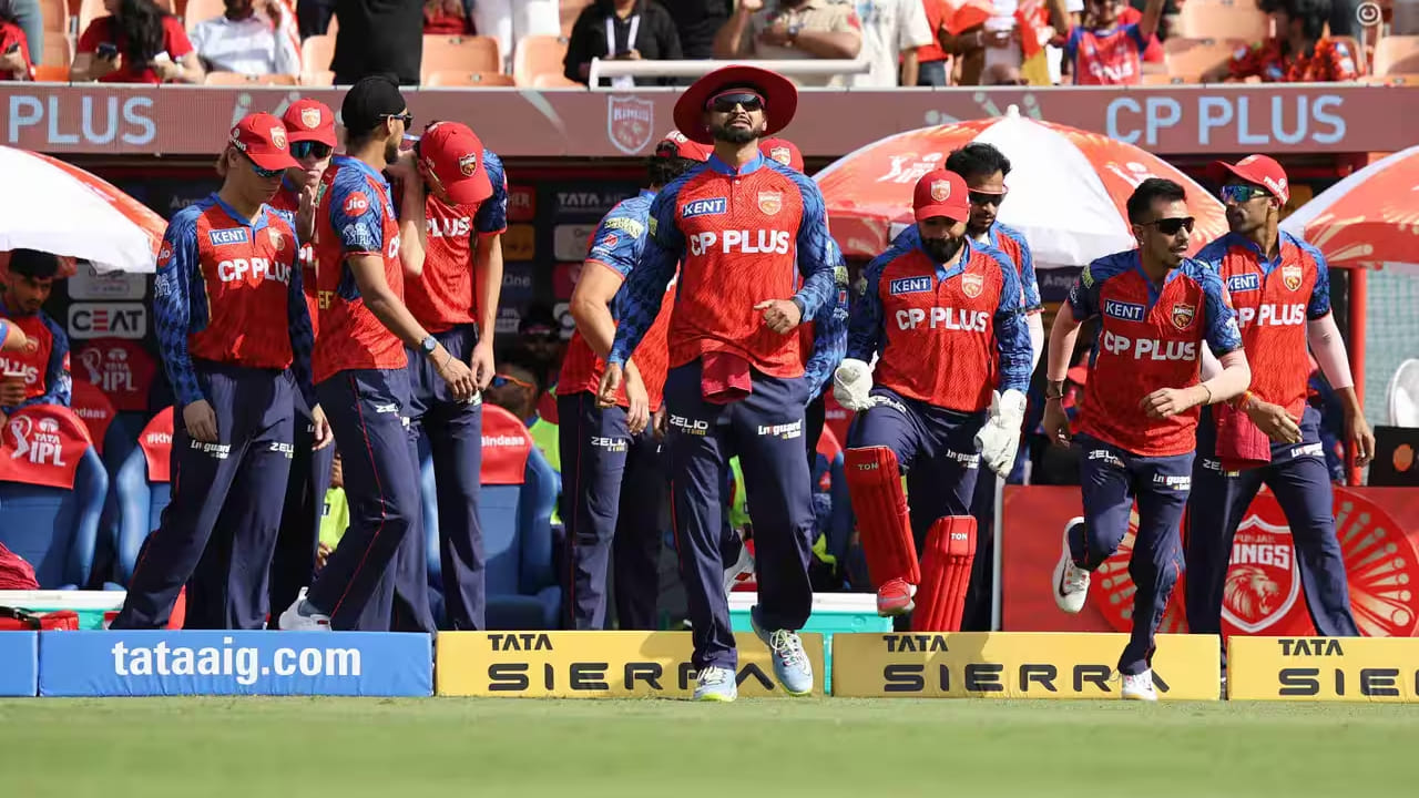 ಈ ಗೆಲುವಿನೊಂದಿಗೆ ಐಪಿಎಲ್ ಇತಿಹಾಸದಲ್ಲಿ ಮೊದಲ 6 ಪಂದ್ಯಗಳಲ್ಲಿ ಒಂದೇ ಒಂದು ಸೋಲು ಕಾಣದ ಮೊದಲ ತಂಡವೆಂಬ ಹೆಗ್ಗಳಿಕೆಯನ್ನು ಪಂಜಾಬ್ ಕಿಂಗ್ಸ್ ತನ್ನದಾಗಿಸಿಕೊಂಡಿದೆ. ಅಂದರೆ ಐಪಿಎಲ್​ನಲ್ಲಿ ಯಾವುದೇ ತಂಡ ಮೊದಲ 6 ಮ್ಯಾಚ್​ಗಳಲ್ಲಿ ಸೋಲದೇ ಈವರೆಗೆ ಪಾಯಿಂಟ್ಸ್​ ಗಳಿಸಿರಲಿಲ್ಲ.