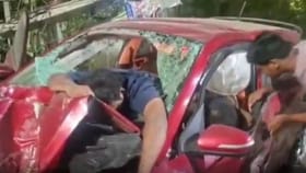 ವಿದ್ಯುತ್ ಕಂಬಕ್ಕೆ ಡಿಕ್ಕಿ ಹೊಡೆದ ಕಾರು