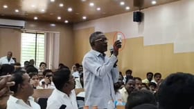 ಕುಟುಂಬ ಸಮೇತ ಆತ್ಮಹತ್ಯೆ:ಸಚಿವರ ಮುಂದೆ ವಿಷದ ಬಾಟ್ಲು ಹಿಡಿದು ನಿಂತ ವ್ಯಕ್ತಿ