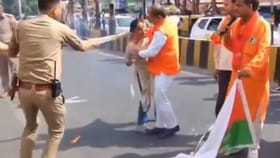 ಪ್ರತಿಕೃತಿ ದಹನ ಮಾಡಲು ಹೋಗಿ ಮಹಿಳೆಯ ದುಪಟ್ಟಾಗೆ ತಗುಲಿದ ಬೆಂಕಿ