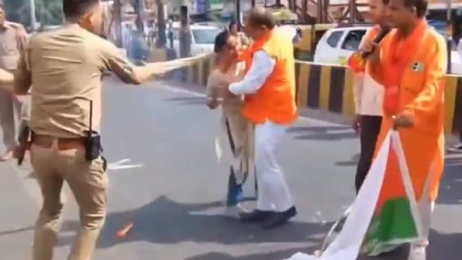 ಪ್ರತಿಕೃತಿ ದಹನ ಮಾಡಲು ಹೋಗಿ ಮಹಿಳೆಯ ದುಪಟ್ಟಾಗೆ ತಗುಲಿದ ಬೆಂಕಿ