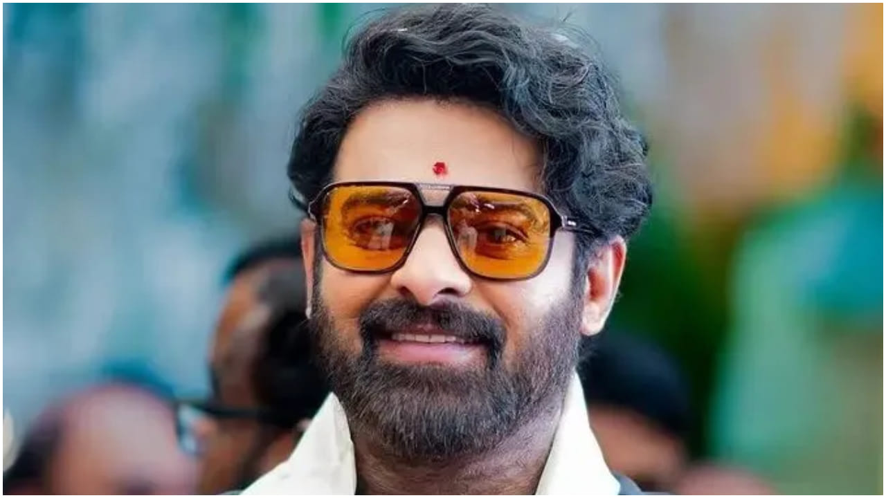 ‘ಫೌಜಿ’ ಸೆಟ್ನಿಂದ ಪ್ರಭಾಸ್ ಫೋಟೋ ಲೀಕ್: ಅಭಿಮಾನಿಗಳಿಗೆ ಚಿತ್ರತಂಡದ ವಾರ್ನಿಂಗ್ ‘ಫೌಜಿ’ ಸೆಟ್ನಿಂದ ಪ್ರಭಾಸ್ ಫೋಟೋ ಲೀಕ್: ಅಭಿಮಾನಿಗಳಿಗೆ ಚಿತ್ರತಂಡದ ವಾರ್ನಿಂಗ್