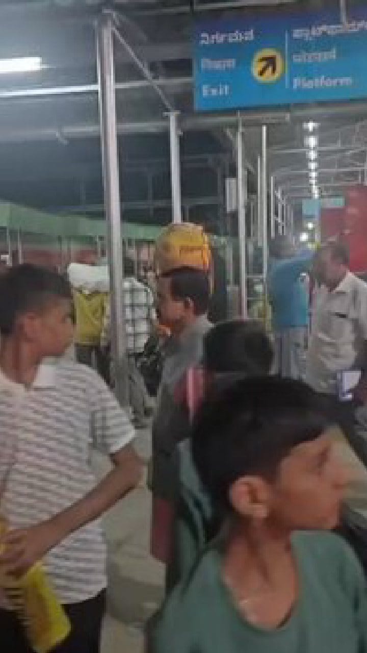 ಜನಸಾಮಾನ್ಯರಂತೆ ಬೆಂಗಳೂರಿನಿಂದ ರೈಲಿನಲ್ಲಿ ಹೋದ ಕೇಂದ್ರ ಸಚಿವ ಪ್ರಲ್ಹಾದ್ ಜೋಶಿ