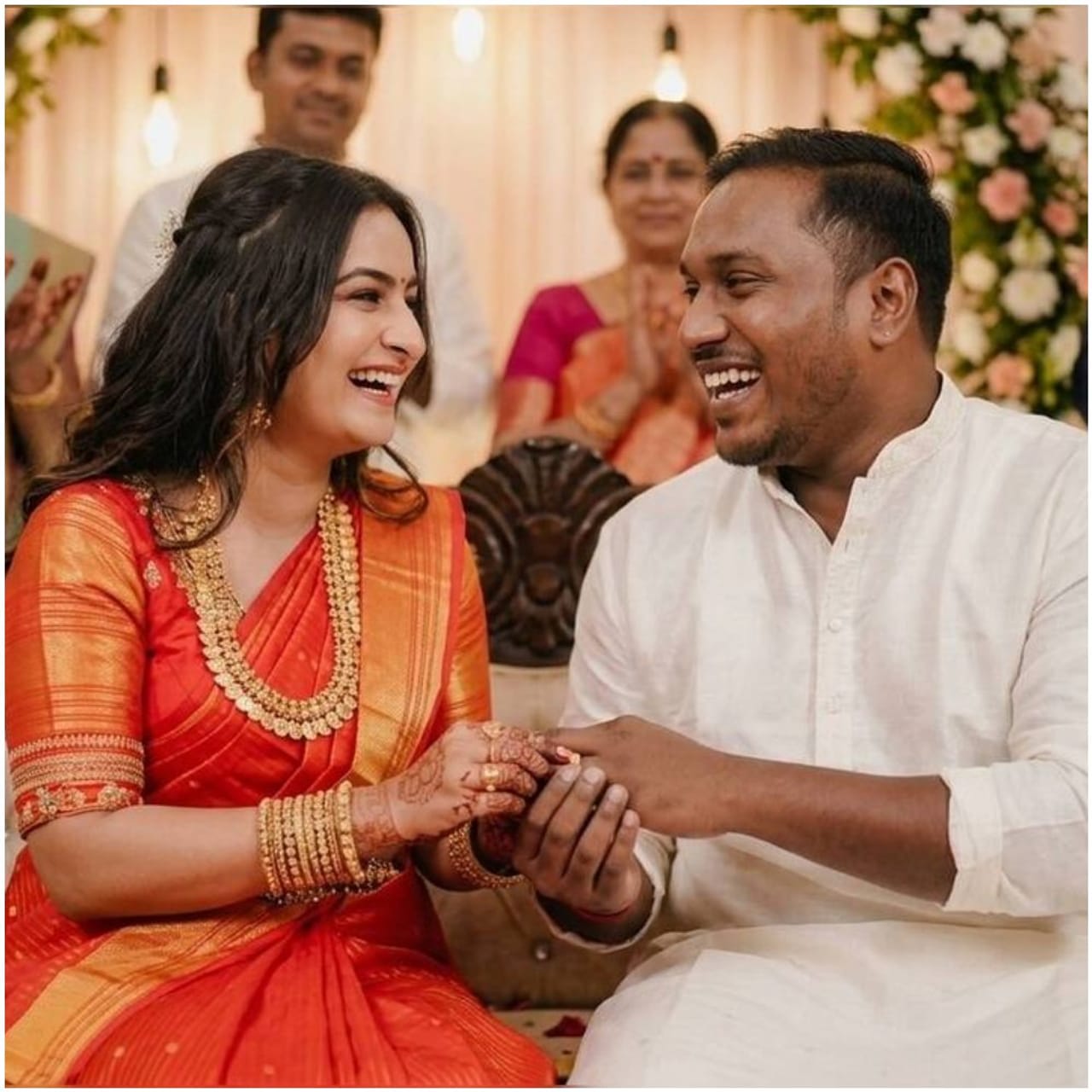 ಗಿಚ್ಚಿ ಗಿಲಿಗಿಲಿ ಖ್ಯಾತಿಯ ಪ್ರಶಾಂತ್ ಗೌಡ ಅವರು ಅಭಿಮಾನಿಗಳಿಗೆ ಗುಡ್ ನ್ಯೂಸ್ ಕೊಟ್ಟಿದ್ದಾರೆ. ಅವರ ನಿಶ್ಚಿತಾರ್ಥ ಇತ್ತೀಚೆಗೆ ನೆರವೇರಿದೆ. ಅದರ ಸುಂದರ ಫೋಟೋಗಳು ವೈರಲ್ ಆಗಿವೆ. ಅವರಿಗೆ ಎಲ್ಲರೂ ಅಭಿನಂದನೆ ತಿಳಿಸಿದ್ದಾರೆ. 