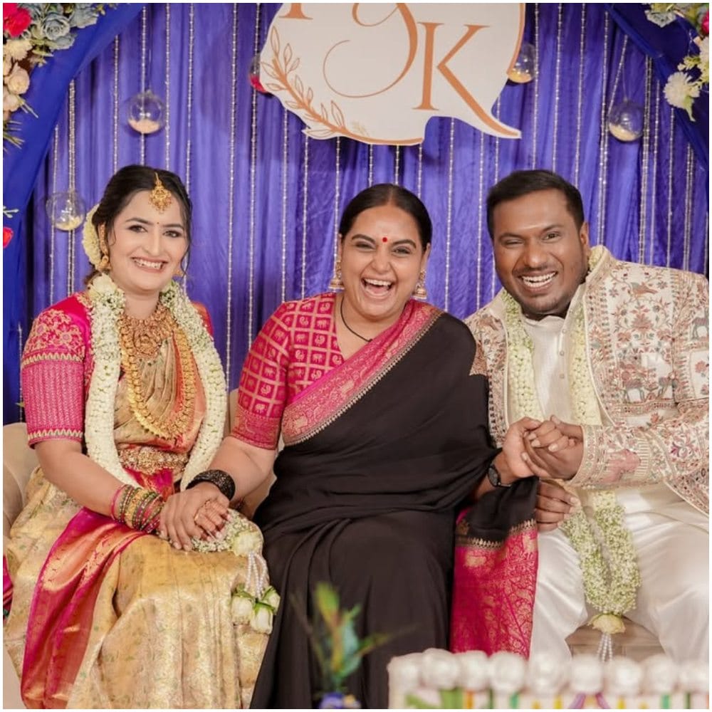 ಶ್ರುತಿ ಅವರು ಕೂಡ ಪ್ರಶಾಂತ್ ಹಾಗೂ ಕೃತಿ ನಿಶ್ಚಿತಾರ್ಥಕ್ಕೆ ಆಗಮಿಸಿದ್ದರು. ಅವರು ನವ ಜೋಡಿಗೆ ಶುಭ ಕೋರಿದ್ದಾರೆ. ಪ್ರಶಾಂತ್-ಕೃತಿ ಜೊತೆ ಅವರು ಸಖತ್ ಆಗಿ ಪೋಸ್ ಕೊಟ್ಟಿದ್ದಾರೆ. 