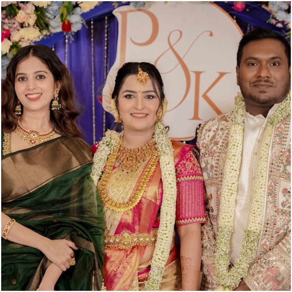 ನಿವೇದಿತಾ ಗೌಡ ಅವರು ಎಂದಾದರೂ ಸೀರೆಯಲ್ಲಿ ನೋಡಿದ್ದೀರಾ? ಪ್ರಶಾಂತ್ ಹಾಗೂ ಕೃತಿ ನಿಶ್ಚಿತಾರ್ಥದಂದು ಅವರು ಸೀರೆಯಲ್ಲೇ ಆಗಮಿಸಿದ್ದರು ಅನ್ನೋದು ವಿಶೇಷ. ಅವರನ್ನು ಡ್ರೆಡಿಷನಲ್ ಲುಕ್ ಅಲ್ಲಿ ನೋಡಿ ಫ್ಯಾನ್ಸ್ ಖುಷಿ ಪಟ್ಟಿದ್ದಾರೆ. 