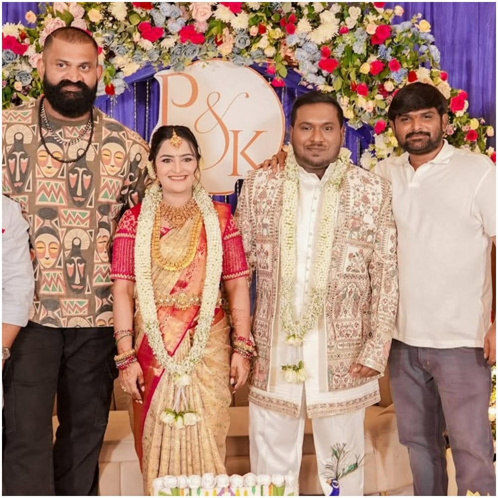 ಬಿಗ್ ಬಾಸ್ ಮೂಲಕ ಫೇಮಸ್ ಆದ ರಘು ಗೌಡ ಹಾಗೂ ತುಕಾಲಿ ಸಂತೋಷ್ ಅವರು ಪ್ರಶಾಂತ್ ಹಾಗೂ ಕೃತಿಗೆ ಶುಭ ಕೋರಿದ್ದಾರೆ. ಆ ಸಂದರ್ಭದ ಫೋಟೋ ಇದಾಗಿದೆ. 