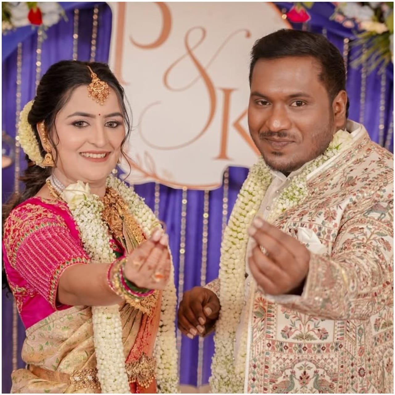 ಗಿಚ್ಚಿ ಗಿಲಿಗಿಲಿ ಖ್ಯಾತಿಯ ಪ್ರಶಾಂತ್ ಗೌಡ ನಿಶ್ಚಿತಾರ್ಥ ನಟಿ ಕೃತಿ ಗೌಡ ಜೊತೆ ಇತ್ತೀಚೆಗೆ ನೆರವೇರಿದೆ. ಈ ಫೋಟೋಗಳನ್ನು ನವ ಜೋಡಿ ಹಂಚಿಕೊಂಡಿದ್ದಾರೆ. ಇವರ ಮದುವೆಗಾಗಿ ಫ್ಯಾನ್ಸ್ ಕಾದಿದ್ದಾರೆ. 