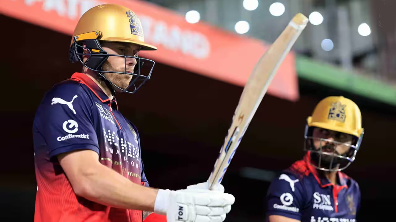 IPL 2026: ಬೆಂಗಳೂರಿನ ಚಿನ್ನಸ್ವಾಮಿ ಸ್ಟೇಡಿಯಂನಲ್ಲಿ ನಡೆದ ಇಂಡಿಯನ್ ಪ್ರೀಮಿಯರ್ ಲೀಗ್​ನ 34ನೇ ಪಂದ್ಯದಲ್ಲಿ ರಾಯಲ್ ಚಾಲೆಂಜರ್ಸ್ ಬೆಂಗಳೂರು (RCB) ಹಾಗೂ ಗುಜರಾತ್ ಟೈಟಾನ್ಸ್ (GT) ತಂಡಗಳು ಮುಖಾಮುಖಿಯಾಗಿದ್ದವು. ಈ ಪಂದ್ಯದಲ್ಲಿ ಆರ್​ಸಿಬಿ ಪರ ಸ್ಫೋಟಕ ದಾಂಡಿಗ ಫಿಲ್ ಸಾಲ್ಟ್ (Phil Salt) ಕಾಣಿಸಿಕೊಂಡಿರಲಿಲ್ಲ.