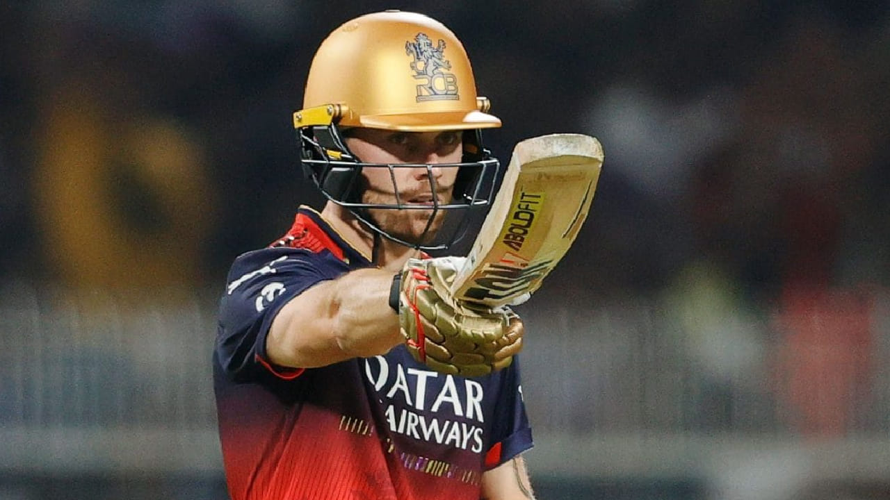 ಅಭ್ಯಾಸದ ವೇಳೆ ಫಿಲ್ ಸಾಲ್ಟ್ ಸಣ್ಣ ಗಾಯಕ್ಕೆ ತುತ್ತಾಗಿದ್ದಾರೆ. ಹೀಗಾಗಿ ಗುಜರಾತ್ ಟೈಟಾನ್ಸ್ ವಿರುದ್ಧದ ಪಂದ್ಯದಿಂದ ಹೊರಗುಳಿದಿದ್ದಾರೆ. ಈ ಗಾಯ ಗಂಭೀರವಲ್ಲದ ಕಾರಣ, ಅವರು ಮುಂದಿನ ಮ್ಯಾಚ್​ನಲ್ಲಿ ಕಾಣಿಸಿಕೊಳ್ಳಲಿದ್ದಾರೆ ಎಂದು ಆರ್​ಸಿಬಿ ಮೂಲಗಳು ತಿಳಿಸಿವೆ.