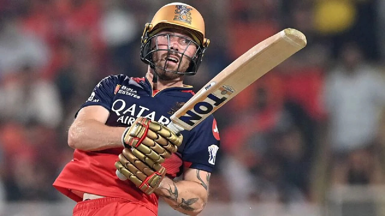 ಇದೀಗ ದೆಹಲಿಯಿಂದ ಅಹಮದಾಬಾದ್​ಗೆ ಪ್ರಯಾಣಿಸಿದ ಆರ್​ಸಿಬಿ ಬಳಗದಲ್ಲಿ ಫಿಲ್ ಸಾಲ್ಟ್ ಕಾಣಿಸಿಕೊಂಡಿಲ್ಲ. ಹೀಗಾಗಿಯೇ ನರೇಂದ್ರ ಮೋದಿ ಸ್ಟೇಡಿಯಂನಲ್ಲಿ ನಡೆಯಲಿರುವ ಗುಜರಾತ್ ಟೈಟಾನ್ಸ್ ವಿರುದ್ಧದ ಎರಡನೇ ಪಂದ್ಯದಲ್ಲೂ ಫಿಲ್ ಸಾಲ್ಟ್ ಕಾಣಿಸಿಕೊಳ್ಳುವುದು ಅನುಮಾನ ಎನ್ನಲಾಗಿದೆ.