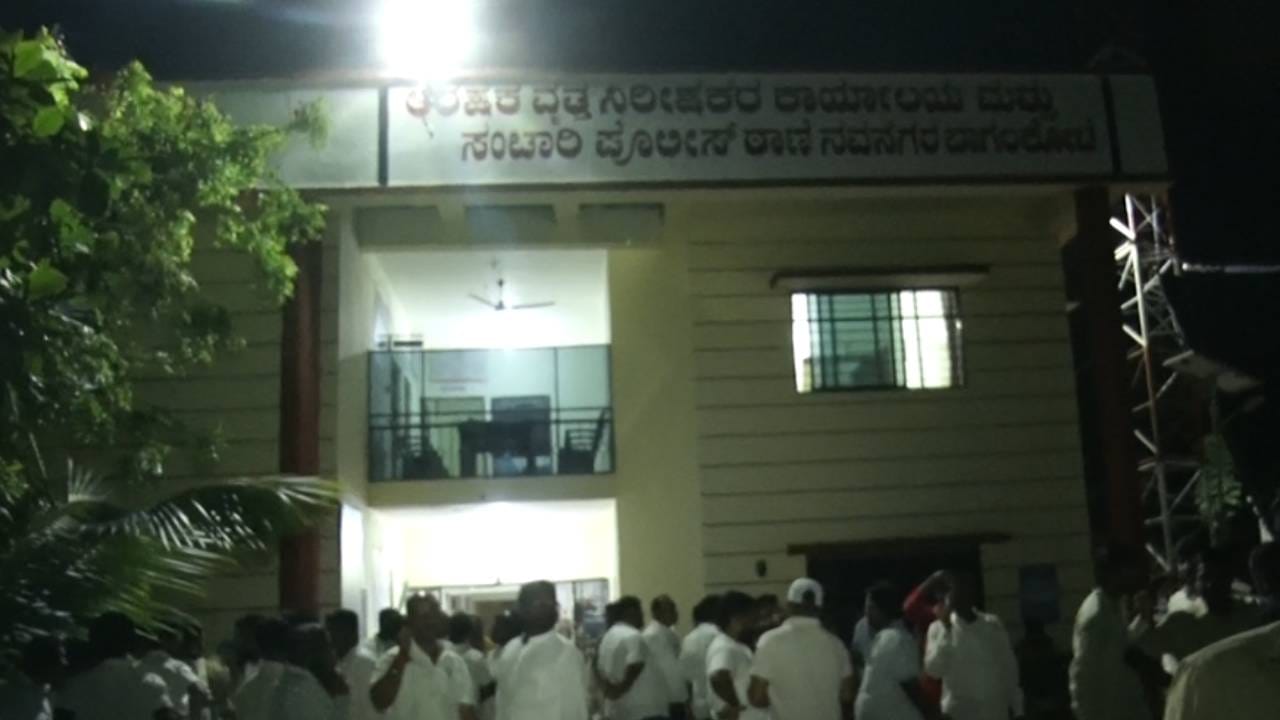 ಬಾಗಲಕೋಟೆ ಬೈ ಎಲೆಕ್ಷನ್: ಬಿಜೆಪಿ ಅಭ್ಯರ್ಥಿ ವಿರುದ್ಧ ಕರಪತ್ರ ಹಂಚಿಕೆ; ಇಬ್ಬರು ಪೊಲೀಸ್ ಆಫೀಸರ್ಸ್ ಎತ್ತಂಗಡಿ