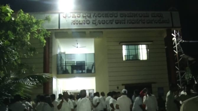 ಬಿಜೆಪಿ ಅಭ್ಯರ್ಥಿ ವಿರುದ್ಧ ಕರಪತ್ರ ಹಂಚಿಕೆ; 2 ಪೊಲೀಸ್ ಆಫೀಸರ್ಸ್ ಎತ್ತಂಗಡಿ