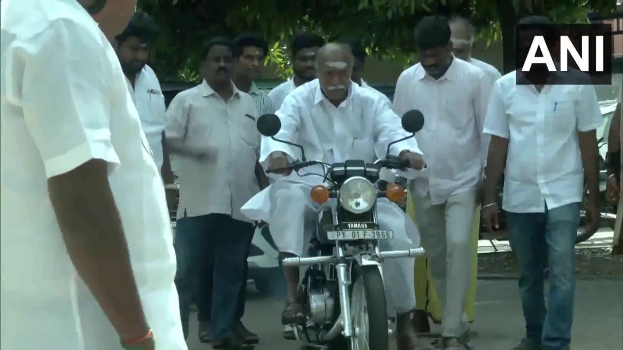 ಬೈಕ್ ನಲ್ಲಿ ಬಂದು ಮತ ಚಲಾಯಿಸಿದ ಪುದುಚೇರಿ ಸಿಎಂ ರಂಗಸ್ವಾಮಿ! ವಿಡಿಯೋ ವೈರಲ್