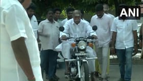 ಬೈಕ್​ನಲ್ಲಿ ಬಂದು ಮತ ಚಲಾಯಿಸಿದ ಪುದುಚೇರಿ ಸಿಎಂ ರಂಗಸ್ವಾಮಿ! ವಿಡಿಯೋ ವೈರಲ್
