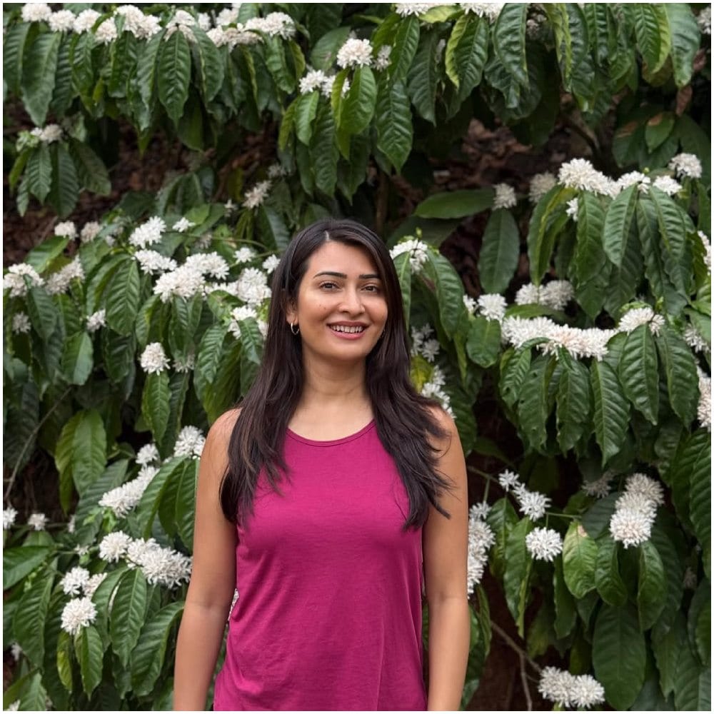 ಕೊಡಗಿನಲ್ಲಿ ಕಾಫಿ ಬೆಳೆಯಲಾಗುತ್ತದೆ. ಕಾಫಿ ತೋಟದಲ್ಲಿ ನಿಂತು ರಾಧಿಕಾ ಪಂಡಿತ್ ಪೋಸ್ ಕೊಟ್ಟಿದ್ದಾರೆ. ಕಾಫಿ ಹೂವುಗಳು ಸುಂದರವಾಗಿ ಕಂಡಿವೆ. 