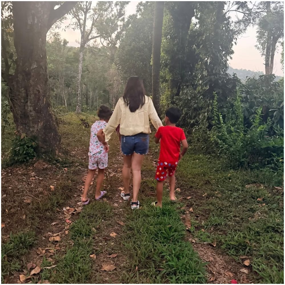 ಬೇಸಿಗೆ ರಜೆಯಲ್ಲಿ ರಾಧಿಕಾ ಪಂಡಿತ್ ಅವರು ಮಕ್ಕಳ ಜೊತೆ ಕಾಡು ಸುತ್ತಿದ್ದಾರೆ. ಈ ಮೂಲಕ ಮಕ್ಕಳಿಗೆ ಪ್ರಕೃತಿಯ ಪಾಠವನ್ನು ಅವರು ಹೇಳಿಕೊಟ್ಟಿದ್ದಾರೆ. 