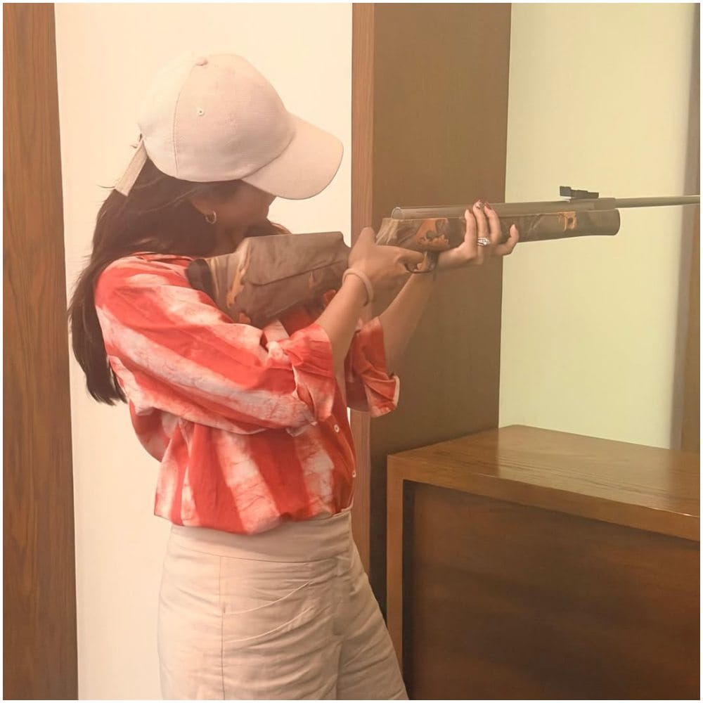 ರಾಧಿಕಾ ಪಂಡಿತ್ ಅವರು ಗನ್ ಹಿಡಿದು ಸಖತ್ ಆಗಿ ಪೋಸ್ ಕೊಟ್ಟಿದ್ದಾರೆ. ಇದನ್ನು ನೋಡಿದ ಅನೇಕರು ಚಿತ್ರರಂಗಕ್ಕೆ ಕಂಬ್ಯಾಕ್ ಮಾಡಿ ಆ್ಯಕ್ಷನ್ ಸಿನಿಮಾ ಮಾಡುವಂತೆ ಬೇಡಿಕೆ ಇಟ್ಟಿದ್ದಾರೆ. 