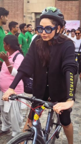 ಫಿಟ್ ಇಂಡಿಯಾ ಕಾರ್ಯಕ್ರಮದಲ್ಲಿ ರಾಗಿಣಿ ದ್ವಿವೇದಿ ಸೈಕಲ್ ಸವಾರಿ: ವಿಡಿಯೋ