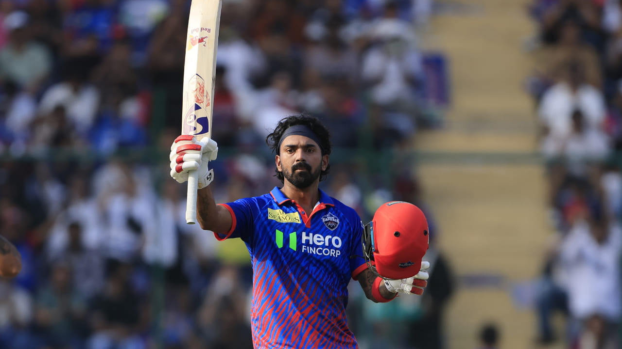 ಡೆಲ್ಲಿ ಕ್ಯಾಪಿಟಲ್ಸ್ ತಂಡ ಈ ಬೃಹತ್ ಮೊತ್ತ ಕಲೆಹಾಕುವಲ್ಲಿ ಪ್ರಮುಖ ಪಾತ್ರವಹಿಸಿದ ಕನ್ನಡಿಗ ಕೆಎಲ್ ರಾಹುಲ್, ಆರಂಭಿಕರಾಗಿ ಕಣಕ್ಕಿಳಿದು, ಕೊನೆಯವರೆಗೂ ಅಜೇಯರಾಗಿ ಉಳಿದು ತಮ್ಮ ಐಪಿಎಲ್ ವೃತ್ತಿಜೀವನದ ಸ್ಮರಣೀಯ ಇನ್ನಿಂಗ್ಸ್ ಆಡಿದರು. ಹಾಗೆಯೇ ತಮ್ಮ ಐಪಿಎಲ್ ವೃತ್ತಿಜೀವನದ ದಾಖಲೆಯ 6ನೇ ಶತಕವನ್ನು ಪೂರೈಸಿದರು.
