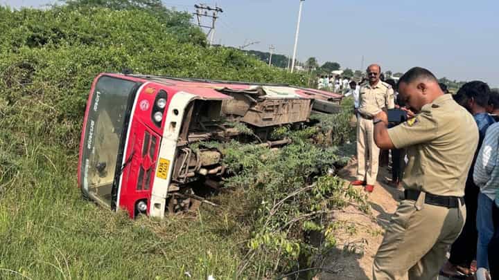 ರಾಯಚೂರು: ಸ್ಟೀರಿಂಗ್ ಕಟ್ ಆಗಿ ಪಲ್ಟಿಯಾದ ಕೆಕೆಆರ್ಟಿಸಿ ಬಸ್, ಚಾಲಕನ ಸಮಯಪ್ರಜ್ಞೆಯಿಂದ ತಪ್ಪಿದ ಭಾರಿ ದುರಂತ ರಾಯಚೂರು: ಸ್ಟೀರಿಂಗ್ ಕಟ್ ಆಗಿ ಪಲ್ಟಿಯಾದ ಕೆಕೆಆರ್ಟಿಸಿ ಬಸ್, ಚಾಲಕನ ಸಮಯಪ್ರಜ್ಞೆಯಿಂದ ತಪ್ಪಿದ ಭಾರಿ ದುರಂತ