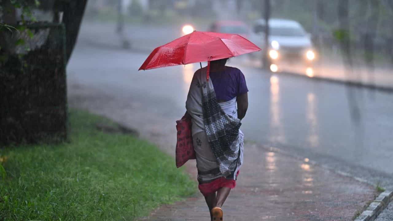 ಕರ್ನಾಟಕ ಹವಾಮಾನ ವರದಿ: ಬೆಂಗಳೂರು ಸೇರಿದಂತೆ ರಾಜ್ಯದ ಈ ಜಿಲ್ಲೆಗಳಲ್ಲಿ ಗುಡುಗು ಸಹಿತ ಅಬ್ಬರಿಸಲಿದ್ದಾನೆ ವರುಣ ಕರ್ನಾಟಕ ಹವಾಮಾನ ವರದಿ: ಬೆಂಗಳೂರು ಸೇರಿದಂತೆ ರಾಜ್ಯದ ಈ ಜಿಲ್ಲೆಗಳಲ್ಲಿ ಗುಡುಗು ಸಹಿತ ಅಬ್ಬರಿಸಲಿದ್ದಾನೆ ವರುಣ