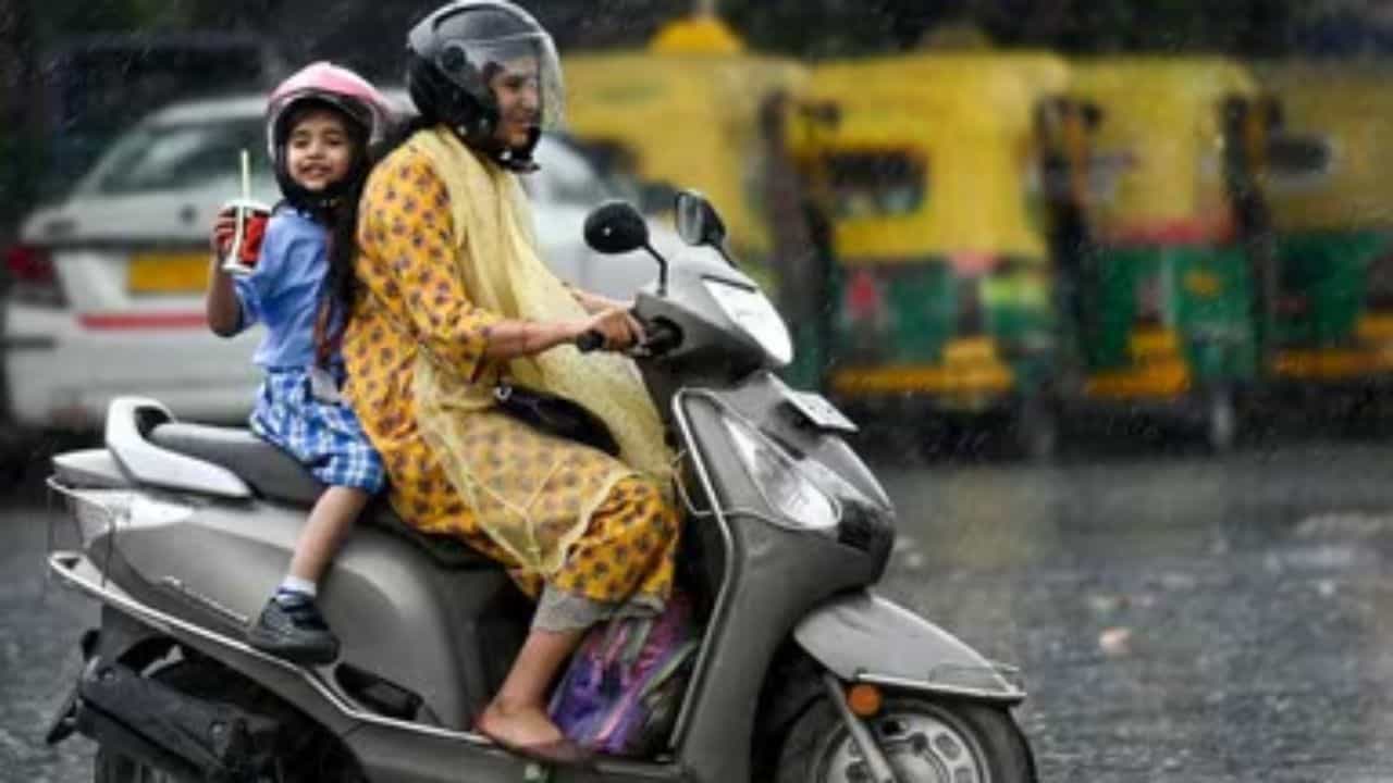 Karnataka Weather Update: ಬೆಂಗಳೂರಲ್ಲಿ ಅಬ್ಬರಿಸಿದ ವರುಣ; ರಾಜ್ಯದ ಎಲ್ಲೆಲ್ಲಿ ನಾಳೆ ಮಳೆ? Karnataka Weather Update: ಬೆಂಗಳೂರಲ್ಲಿ ಅಬ್ಬರಿಸಿದ ವರುಣ; ರಾಜ್ಯದ ಎಲ್ಲೆಲ್ಲಿ ನಾಳೆ ಮಳೆ?