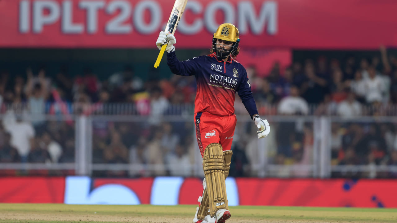 RR vs RCB: 6,6,6,6.. ರಾಜಸ್ಥಾನ್ ವಿರುದ್ಧ ಅಬ್ಬರಿಸಿದ ರಜತ್ ಪಾಟಿದರ್ RR vs RCB: 6,6,6,6.. ರಾಜಸ್ಥಾನ್ ವಿರುದ್ಧ ಅಬ್ಬರಿಸಿದ ರಜತ್ ಪಾಟಿದರ್