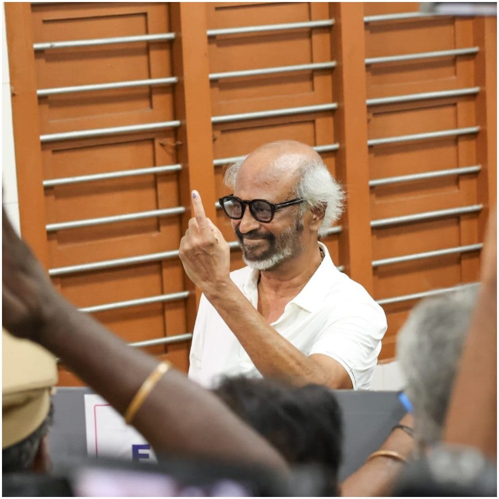 ಕಾಲಿವುಡ್ ಸೂಪರ್ ಸ್ಟಾರ್ ರಜನಿಕಾಂತ್ ಅವರು ಚೆನ್ನೈನಲ್ಲಿ ಮತ ಹಾಕಿದರು. ಈ ವೇಳೆ ಅಭಿಮಾನಿಗಳು ದೊಡ್ಡ ಸಂಖ್ಯೆಯಲ್ಲಿ ನೆರೆದಿದ್ದರು. ಅವರನ್ನು ನಿಯಂತ್ರಿಸಲು ಪೊಲೀಸರು ಹರಸಾಹಸಪಟ್ಟರು. 