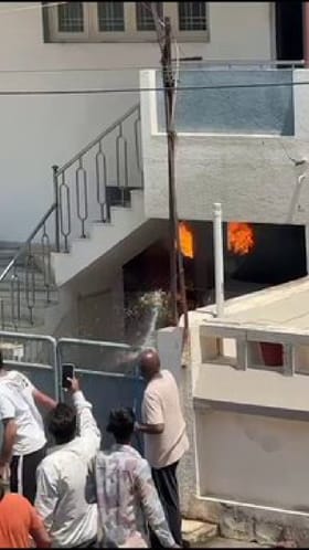 ಬೆಂಕಿ ನಂದಿಸುವಾಗ ಮನೆಯೊಳಗೆ 2 ಗ್ಯಾಸ್ ಸಿಲಿಂಡರ್ ಸ್ಫೋಟ