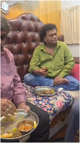 ಒಟ್ಟಿಗೆ ಕುಳಿತು ಊಟ ಸವಿದ ರಂಗಾಯಣ ರಘು, ಸಾಧು