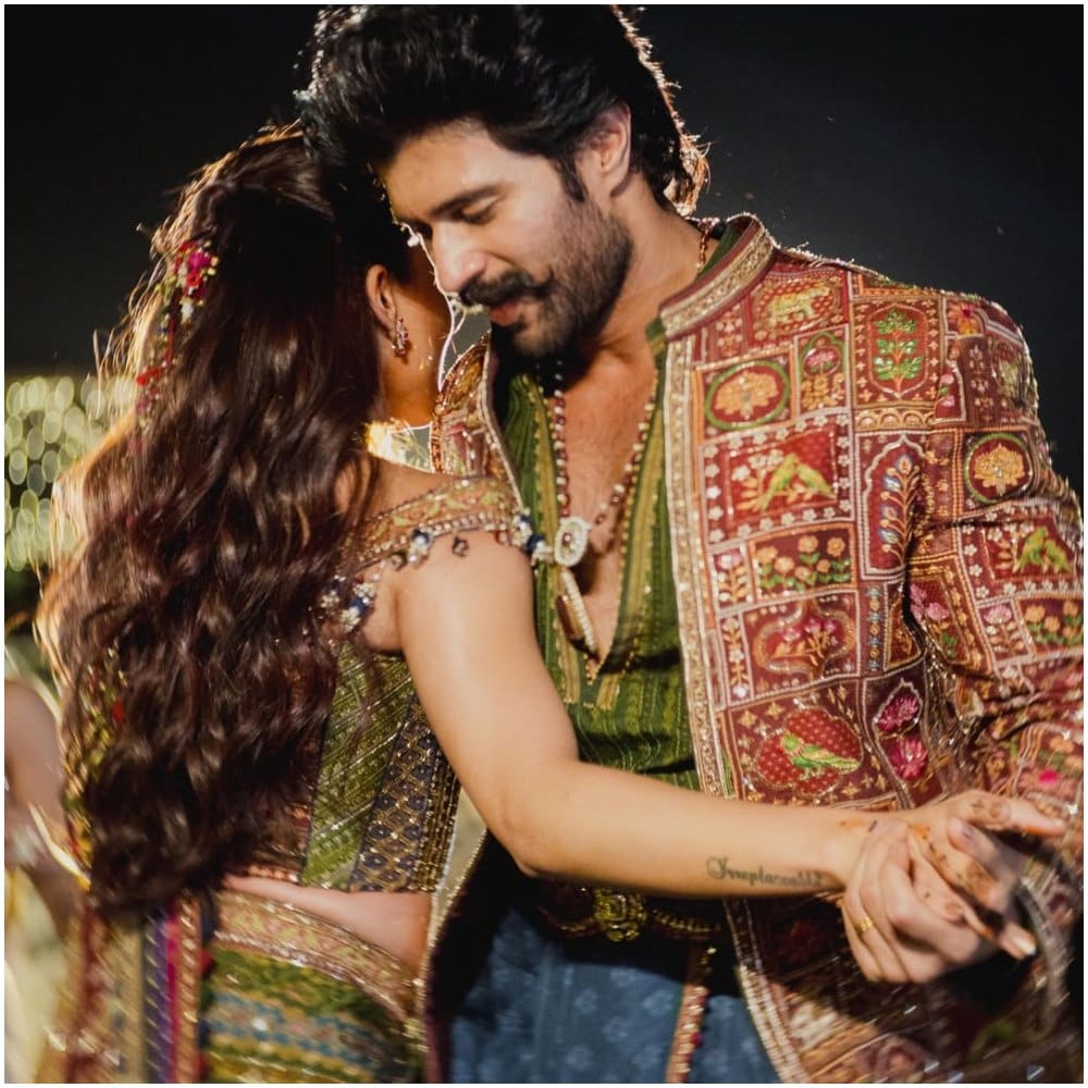 ವಿಜಯ್ ಹಾಗೂ ರಶ್ಮಿಕಾ ಮೊದಲ ಬಾರಿಗೆ ಭೇಟಿ ಆಗಿದ್ದು ಸಿನಿಮಾ ಸೆಟ್ ಅಲ್ಲಿ. ಆ ಬಳಿಕ ಇಬ್ಬರ ಮಧ್ಯೆ ಪ್ರೀತಿ ಮೂಡಿತು. ಈ ಪ್ರೀತಿಗೆ ಇಬ್ಬರೂ ಇತ್ತೀಚೆಗೆ ಹೊಸ ಅರ್ಥ ನೀಡಿದರು. ಫೆಬ್ರವರಿ 26ರಂದು ಇವರ ವಿವಾಹ ನೆರವೇರಿತು. 