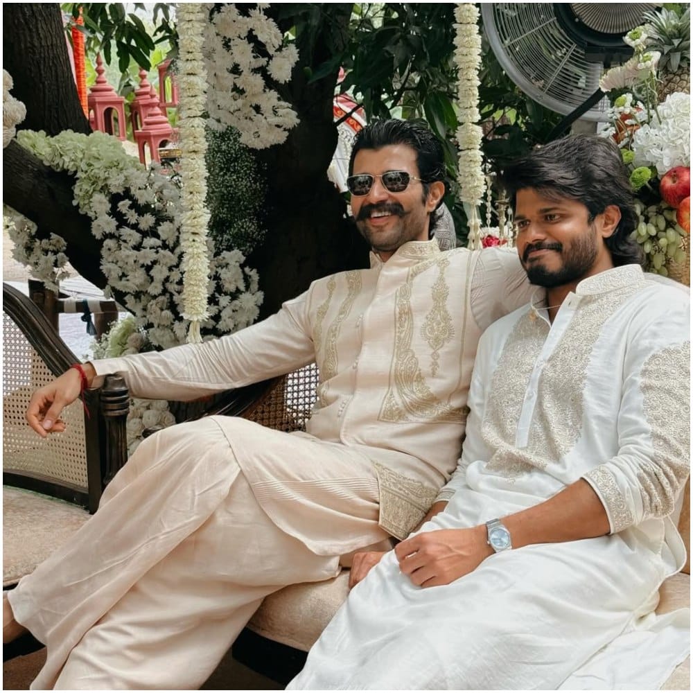 ರಶ್ಮಿಕಾ ಮಂದಣ್ಣ ಹಾಗೂ ವಿಜಯ್ ದೇವರಕೊಂಡು ಹಾಗೂ ವಿಜಯ್ ಸಹೋದರ ಆನಂದ್ ಇತ್ತೀಚೆಗೆ ಮದುವೆ ಒಂದರಲ್ಲಿ ಭಾಗಿ ಆಗಿದ್ದರು. ಆ ಸಂದರ್ಭದ ಫೋಟೋ ಇದಾಗಿದೆ. 