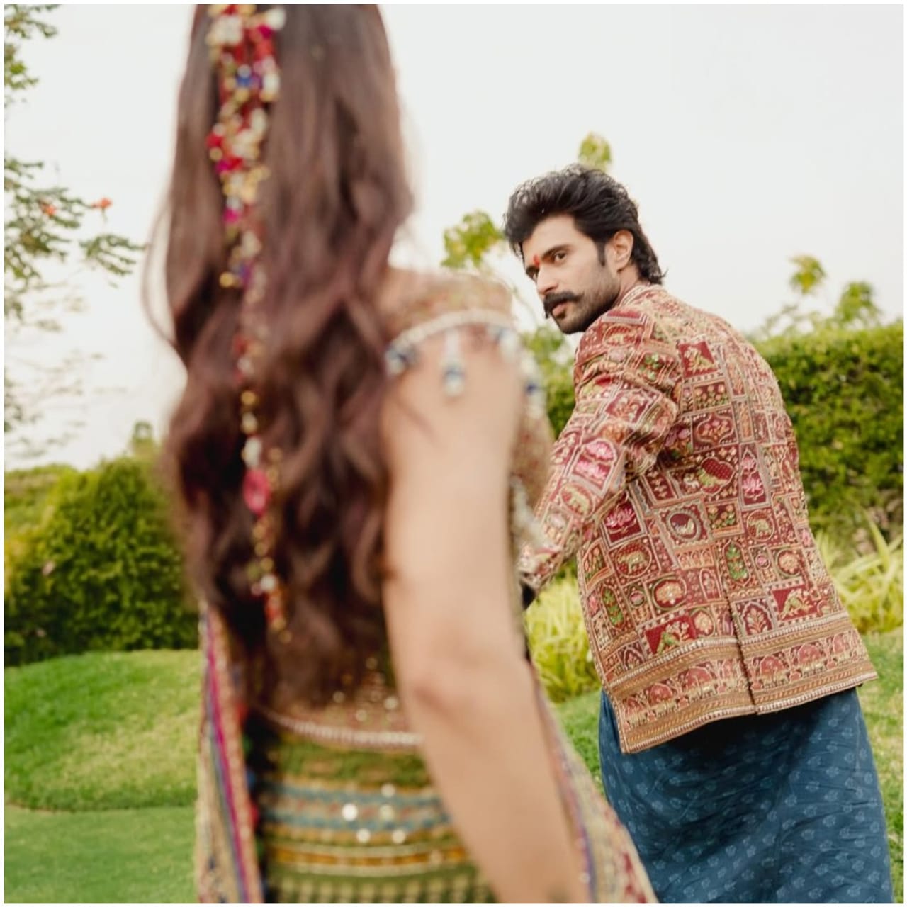 ರಶ್ಮಿಕಾ ಮಂದಣ್ಣ ಅವರು ಇತ್ತೀಚೆಗೆ ವಿಜಯ್ ದೇವರಕೊಂಡ ಜೊತೆ ವಿವಾಹ ಆಗಿದ್ದಾರೆ. ಈ ಸಂದರ್ಭದ ಫೋಟೋಗಳು ವೈರಲ್ ಆಗಿ ಗಮನ ಸೆಳೆದಿದ್ದವು. ಈಗ ರಶ್ಮಿಕಾ ಮಂದಣ್ಣ ಅವರ ಹೊಸ ಫೋಟೋ ಗಮನ ಸೆಳೆದಿವೆ. 